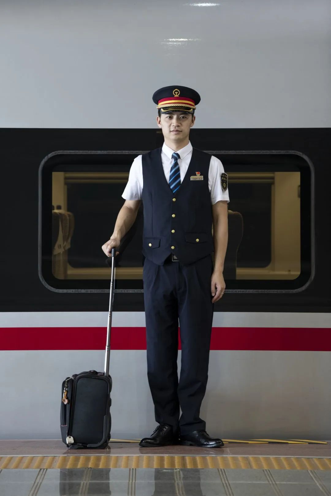而且服务好 工作中他们尽心尽力 为旅客提供更好的服务 列车长 刘坚