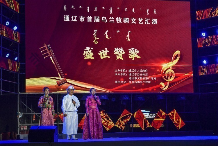 "旗乌兰牧骑舞蹈演员温都苏激动地说,整台晚会是围绕扎鲁特旗的地域