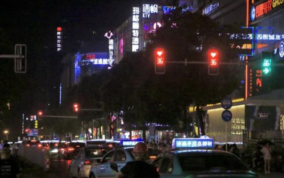 七夕宜表白:心形红绿灯长沙闹市"上岗"