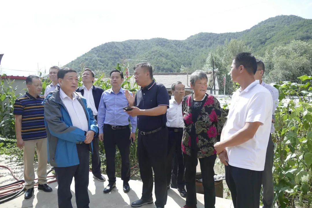 查看福建民建捐赠的杨木栅子村爱心承市