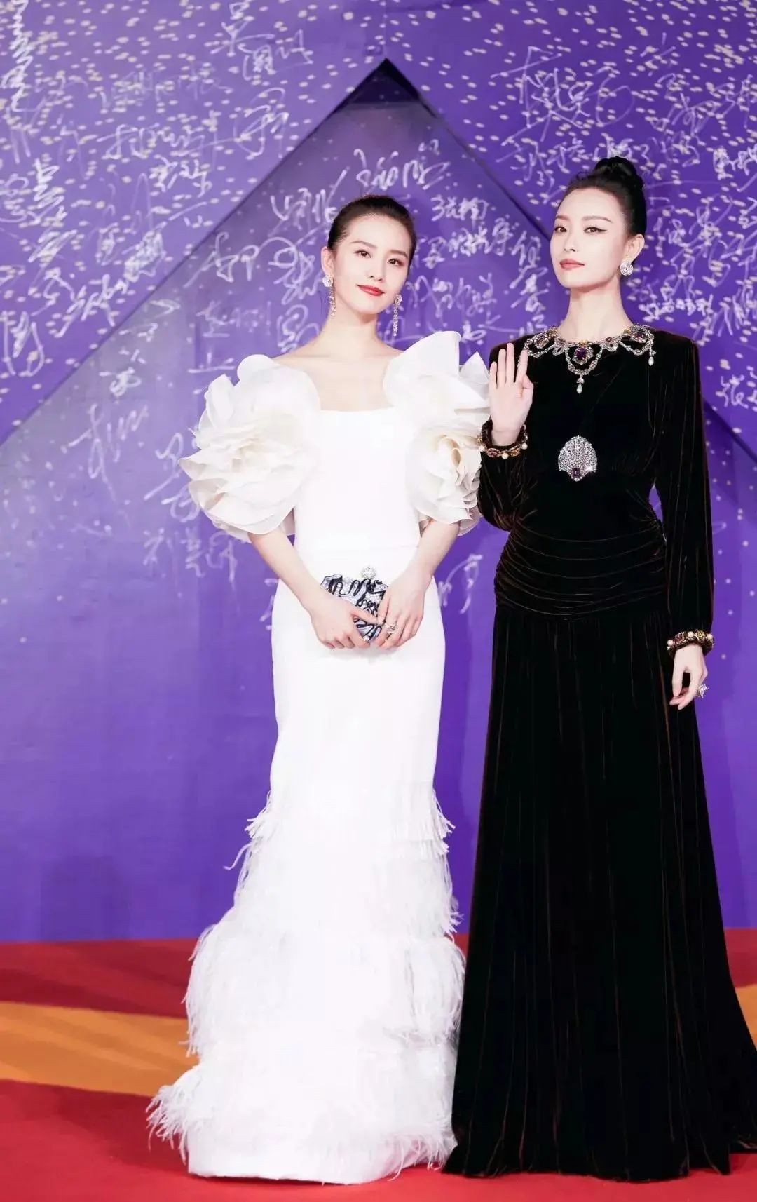图片来源:时尚芭莎记得去年金鸡奖上倪妮和刘诗诗绝美的天鹅颈世纪