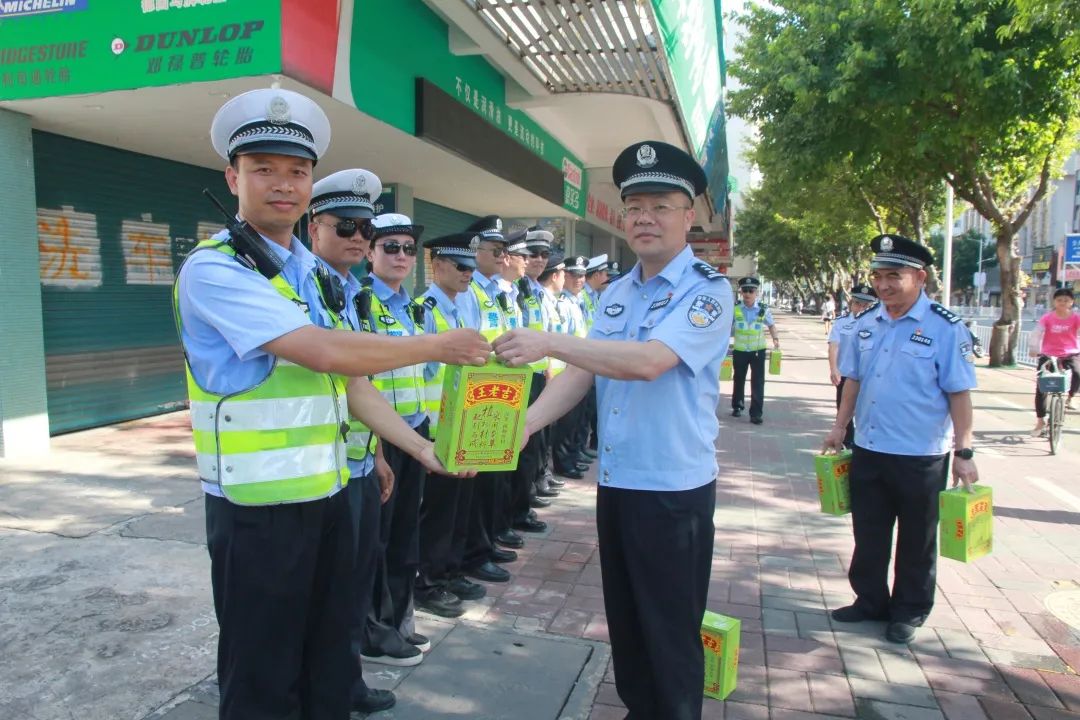 此外,市公安局局领导李招德,钟经光,赵少雄,何育泉,蔡向阳,游建军也