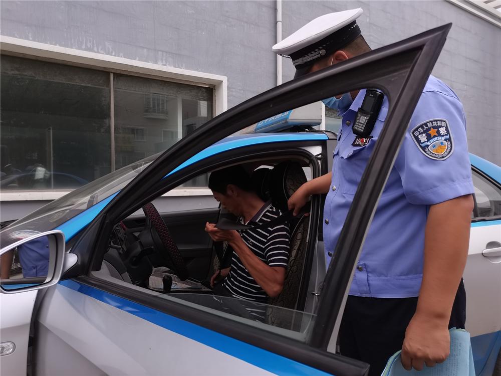 公安动态七台河市公安局交警部门开展出租车行业安全带生命带宣传示范