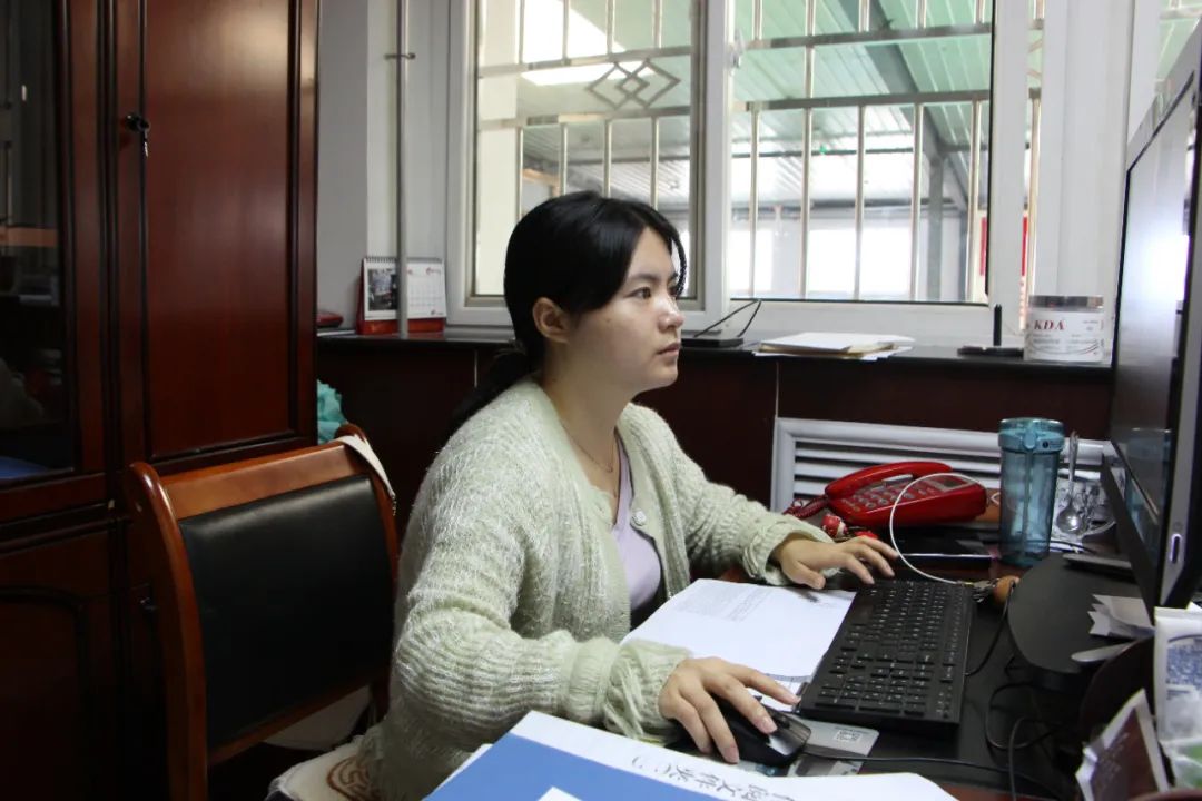 下午17:00,由于审判系统的调整,审管办干部张丽容正在抓紧时间对新