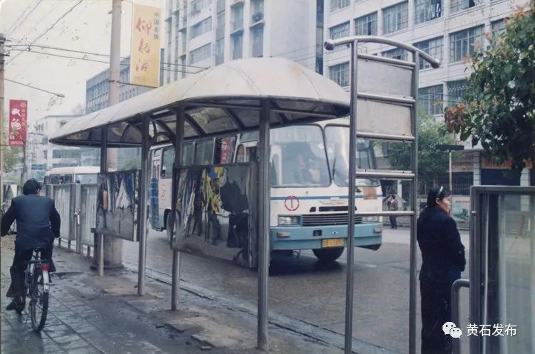 上世纪90年代的公交候车亭