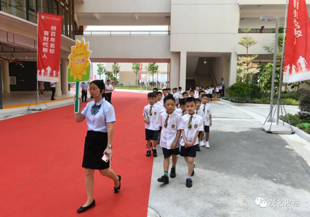 华南师范大学附属电白学校迎来了新生入学.