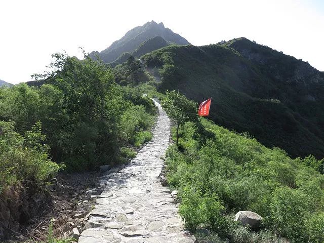 猫耳山登山步道位于南窖乡三合村,步道长度10000米.