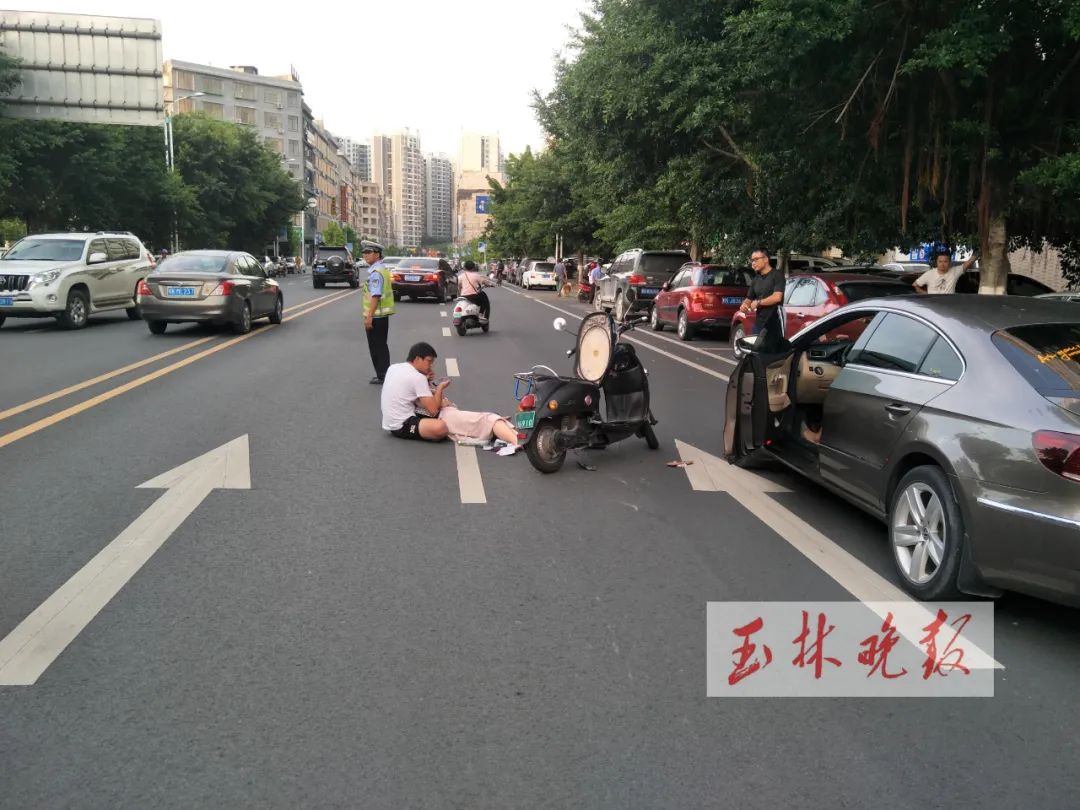 司机把大众cc小轿车停在机动车道上,此时,小轿车左侧有一前一后两辆