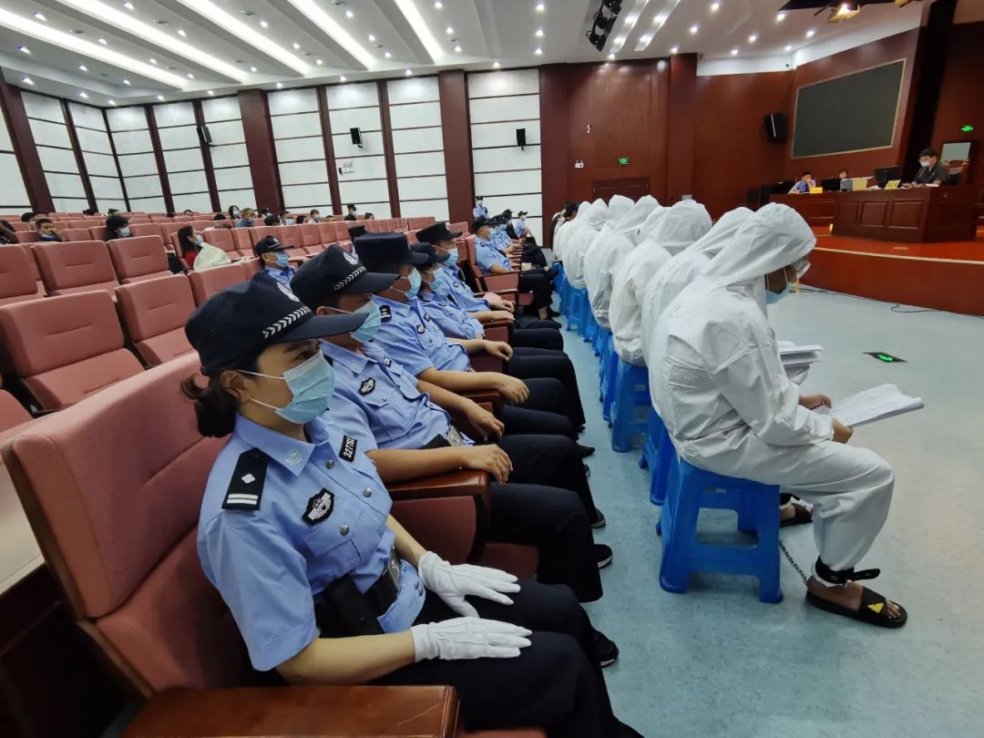连审五天淮安区法院公开开庭审理一起22人恶势力犯罪集团案件