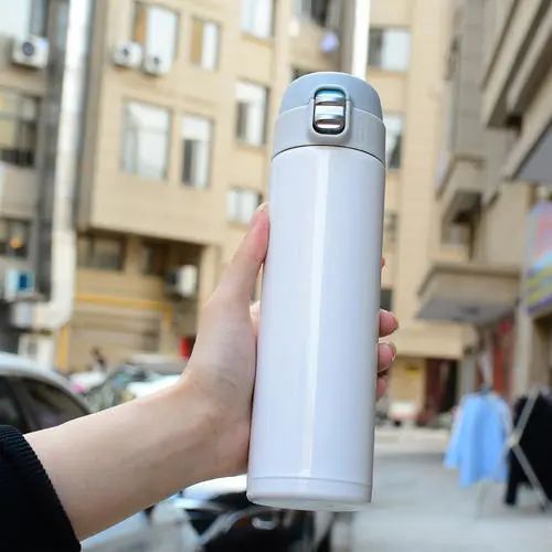 砰!女孩拧开保温杯瞬间爆炸,使用保温杯这几点必须注意