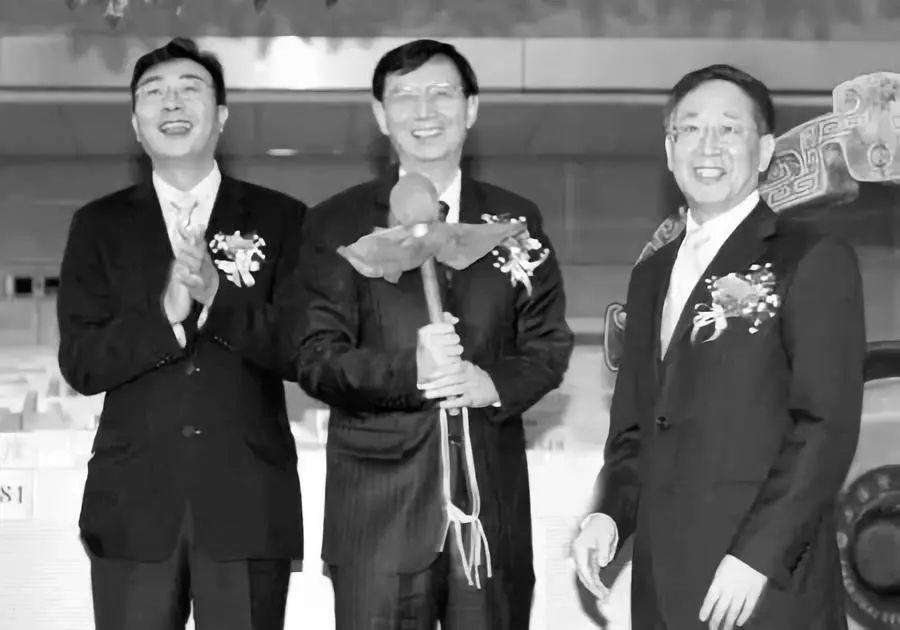 这位百亿富豪，悬了