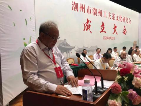 会长谢鸿洲同志,常务副会长余俊忠同志,谢华同志颁发顾问,研究员聘书