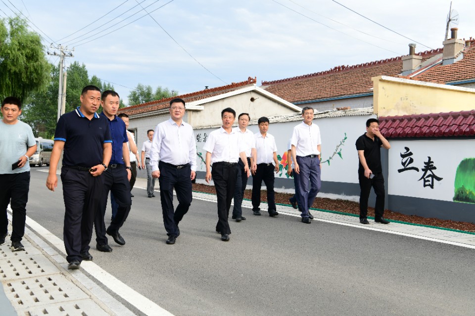 8月26日,长春市人大常委会副主任史长友一行到二道区开展"走基层,乡村