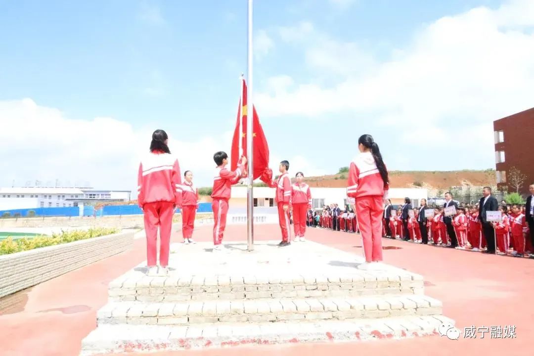 威宁县第七小学校长周静介绍,威宁七小严格按照省市级校历要求,认真