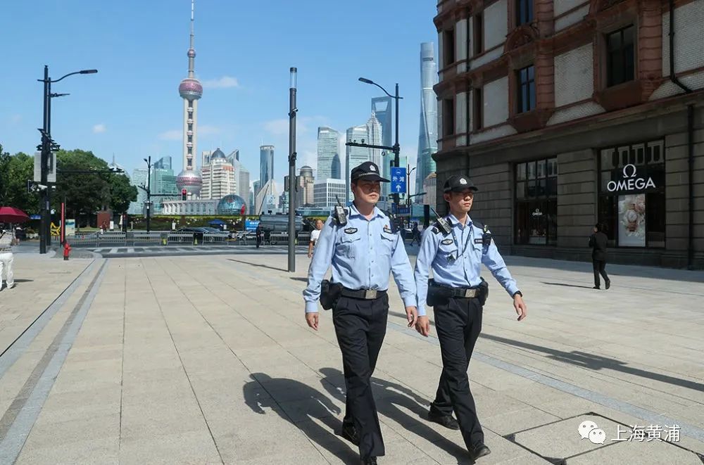 8月31日,上海市公安局黄浦分局民警黄佶铭(右)与陈安东在南京东路上