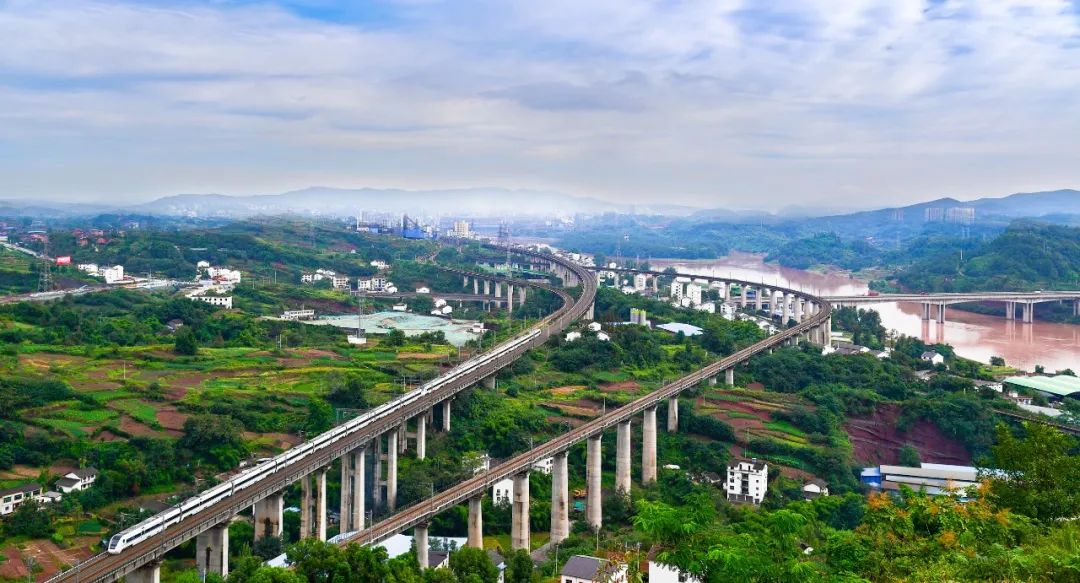 "成达万,西达渝高铁和达万直达快速通道建成后,从达州坐高铁,1个多