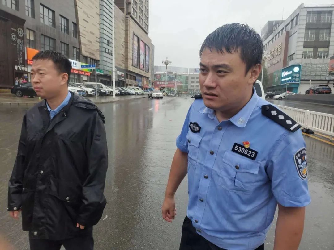 坚守一线无惧风雨救援抢险彰显担当梅河口市公安局新华派出所民警暴雨
