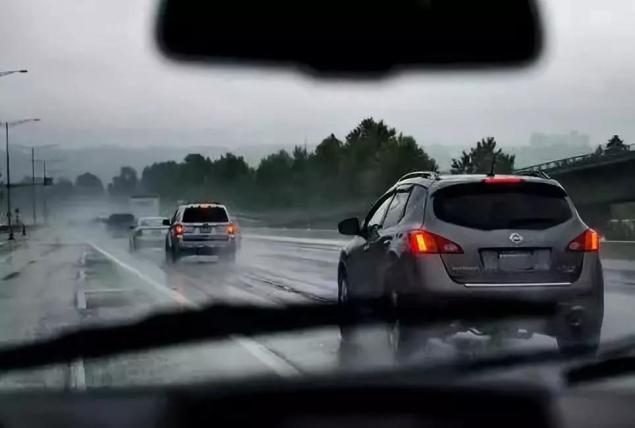 天雨路滑,刹车距离增加.