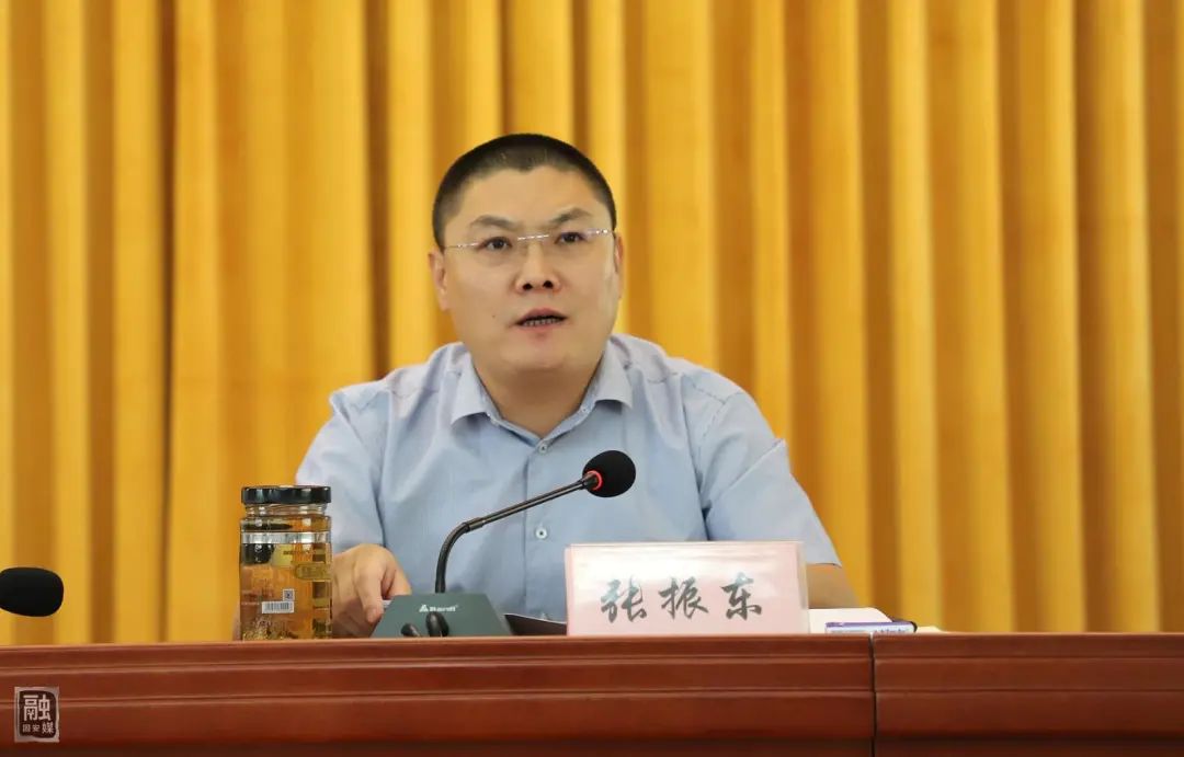 会上,县委副书记张振东就总评验收迎检工作讲了具体意见.
