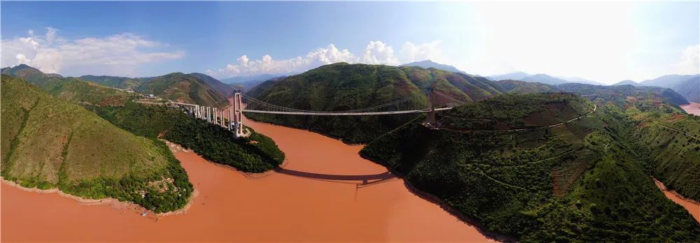 重磅我国首座跨越红河高速公路悬索特大桥合龙