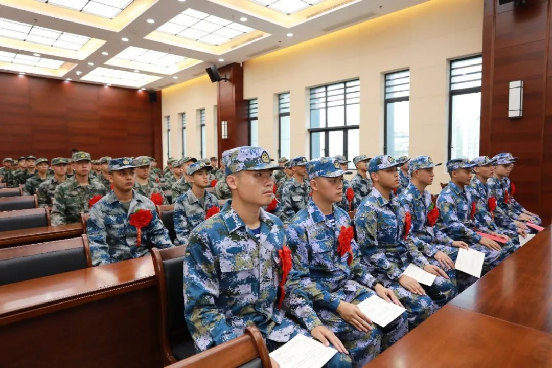 会上,湖里区副区长蒋晓民从珍惜参军机会;安心部队服役牢记光荣使命