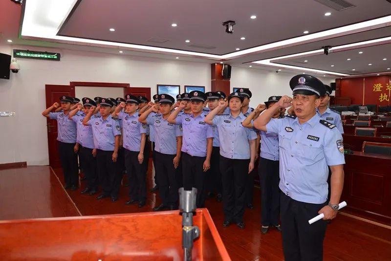 澄迈法院组织观看人民警察授旗仪式并进行宣誓