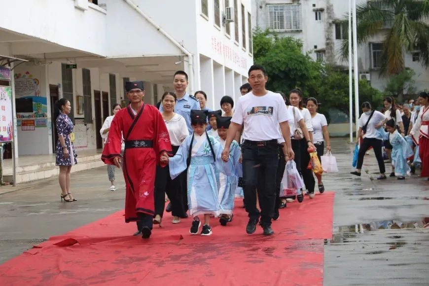 蒙学启智知书尚礼 ——灵山县新星小学举行2020年一年级新生开笔礼