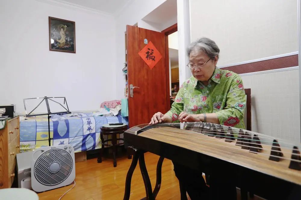 80岁古筝"祖师奶奶"在b站,她的演奏自带"侠气"