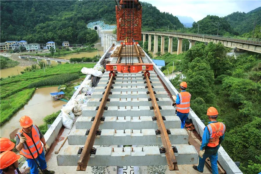 渝怀铁路增建二线石子坝至秀山段顺利实现轨通