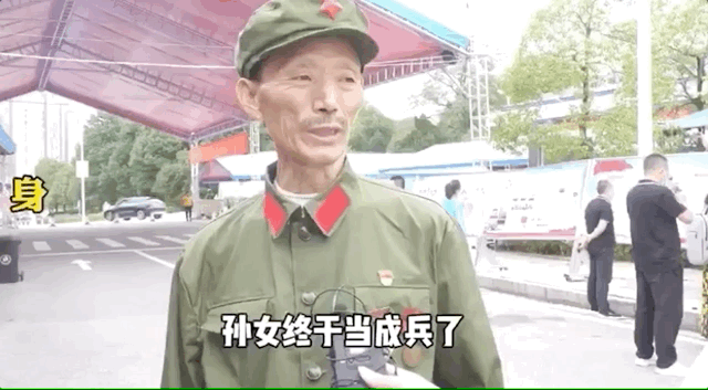 孙女入学这天, 老人特意从贵州远道而来, 穿上旧军装相送.