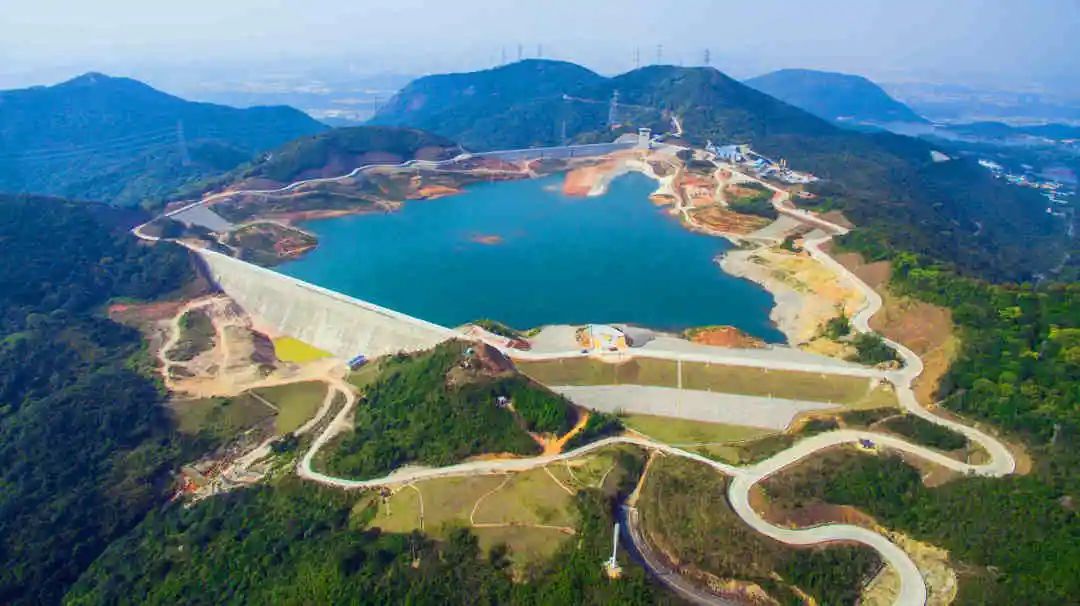 公司承建的主要工程项目为:上水库进出水口,上水库闸门井,引水隧洞上