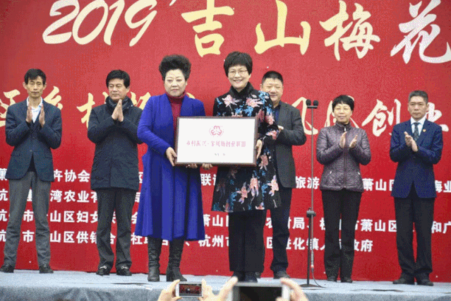 特地聘请著名越剧前辈王文娟老师的弟子裘奇军老师为梅园分团名誉团长