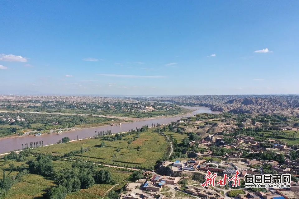 傍河而居的平川区水泉镇黄沙湾村(无人机拍摄)从白银市白银区的乡村