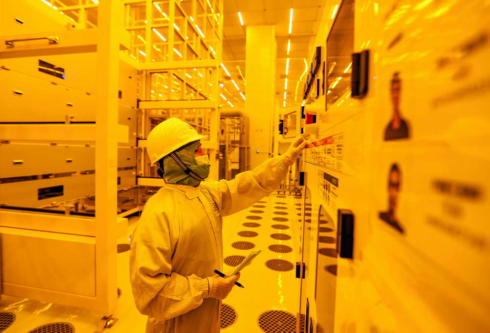 惠科生产车间员工正在调控设备。蒲滔 摄