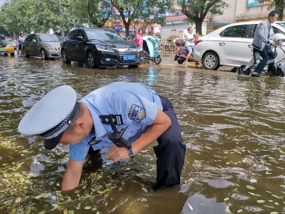 被网友偷拍!警察蜀黍的"公主抱"让人暖了,爱了