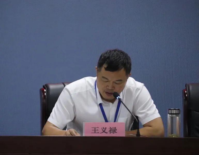 会上,党组副书记,副院长曾烈光传达了全市法院院长座谈会精神,重点