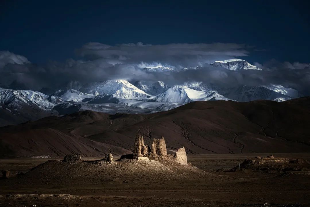 右侧为世界第六高峰卓奥友峰