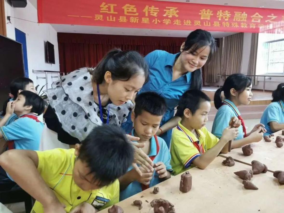 红色传承 普特融合之旅——灵山县新星小学走进灵山县