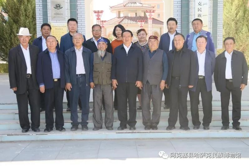 审 核 : 莎 拉 总 监 :哈布力别克 原标题:《新疆自治区政协主席努尔