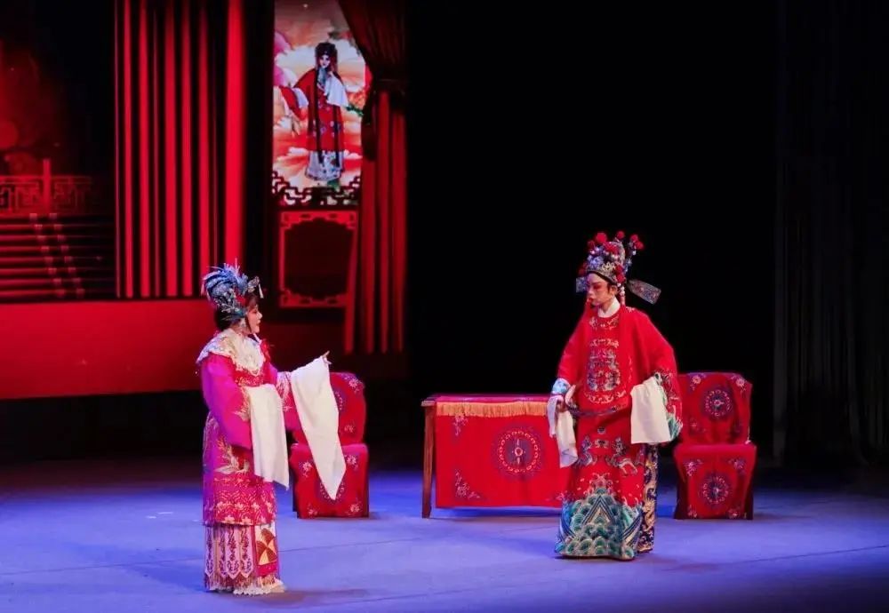 越剧《游上林》选段《君臣游园,表演者:沈志娟,裘奇军.