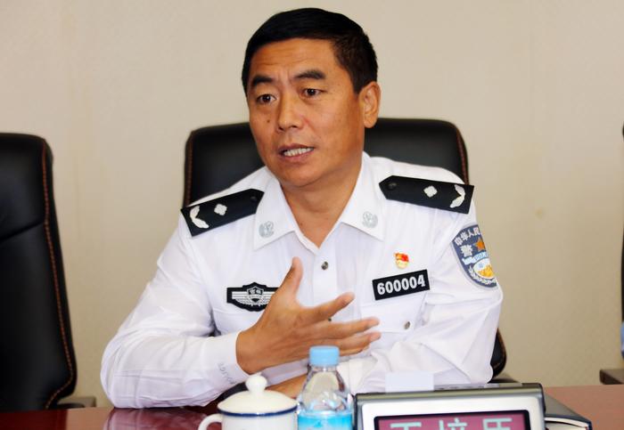 市人大常委会副主任白山市总工会主席李红光一行到交警支队视察工作