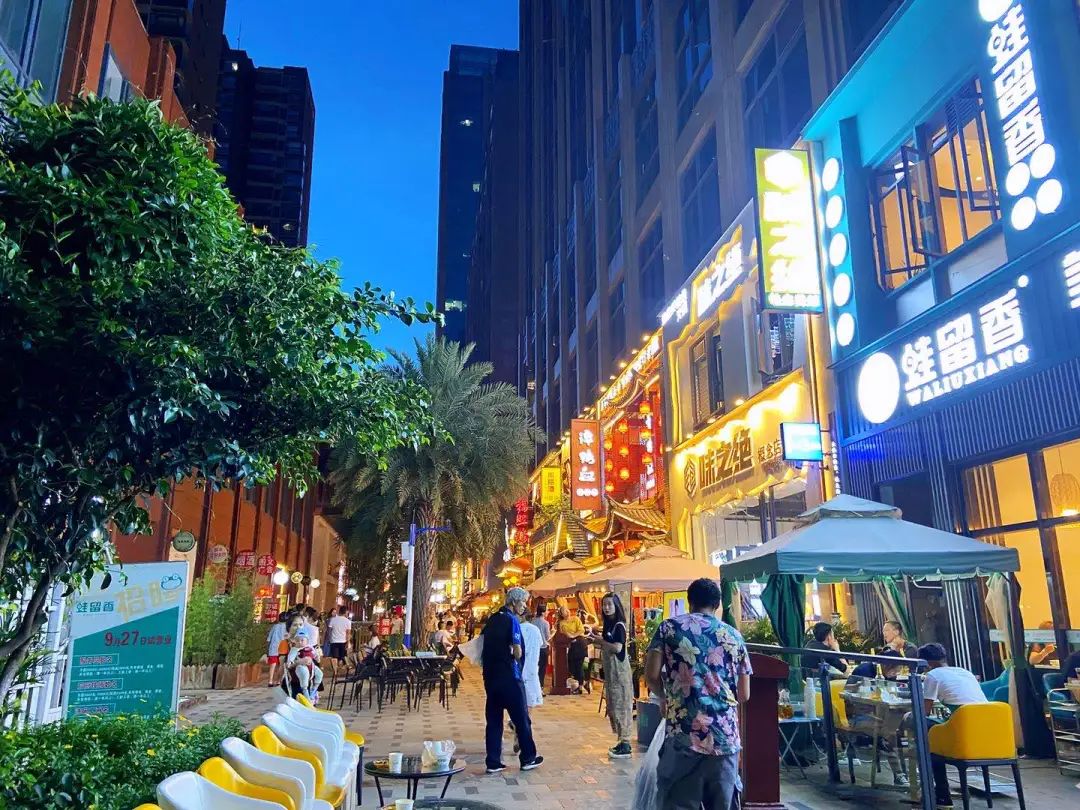 昆明夜太美不止烟火气西山区南亚风情第壹城