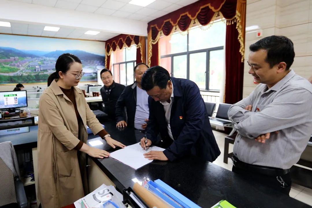 党员群众服务中心9月23日,县委副书记,县长万红