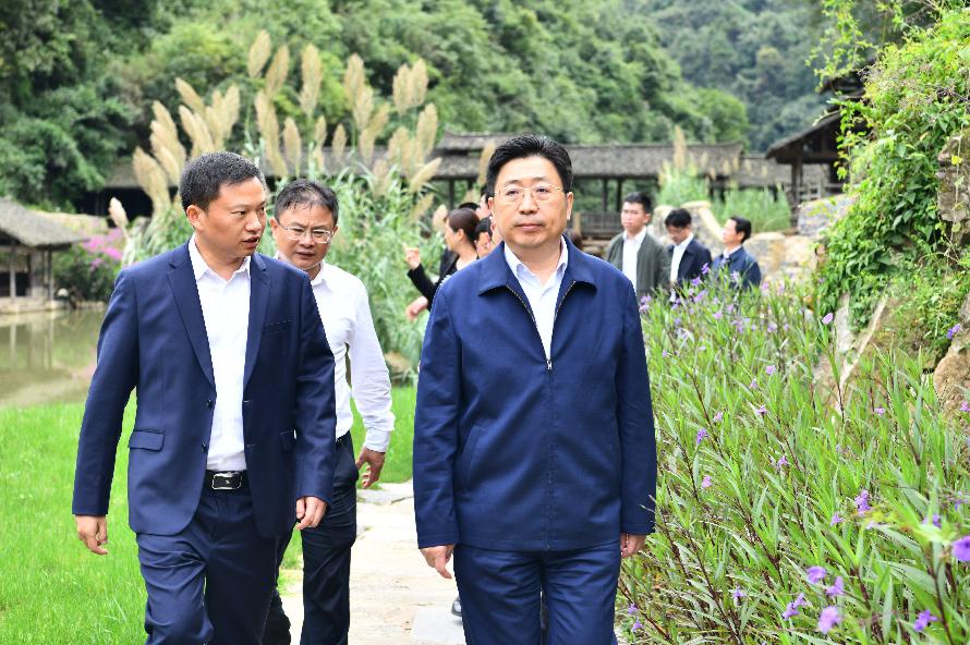 副省长谭炯到播州区调研乌江古村落项目建设推进情况