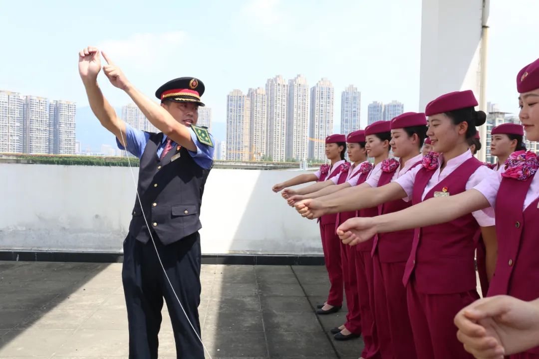 列车长纠正乘务员蹲站时的手势△乘务员咬着筷子练习微笑都要经历十分