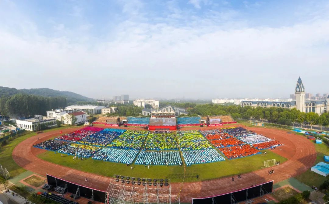 中国气象沉静已久的校园 终于在金秋时节迎来了开学季 有人说 这一代