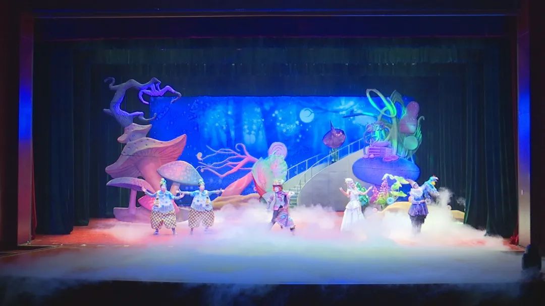 大型3d多媒体儿童音乐剧爱丽丝梦游仙境首场商演成功