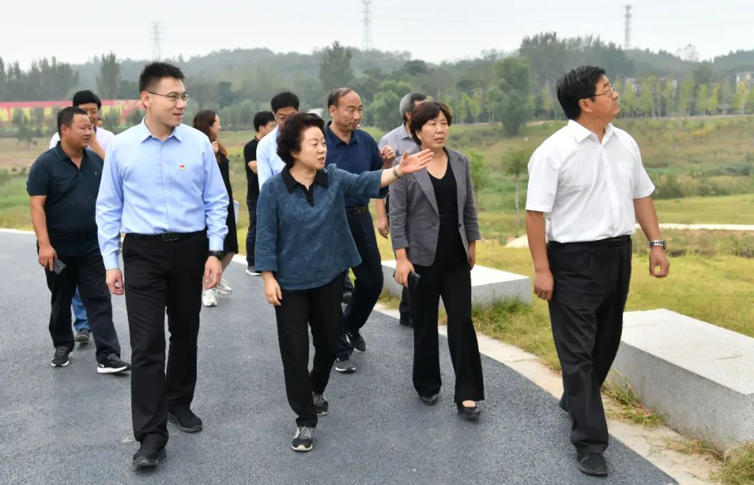 市政府副秘书长王淑霞,市水利局局长仝宇鹏,县长王智陪同调研.