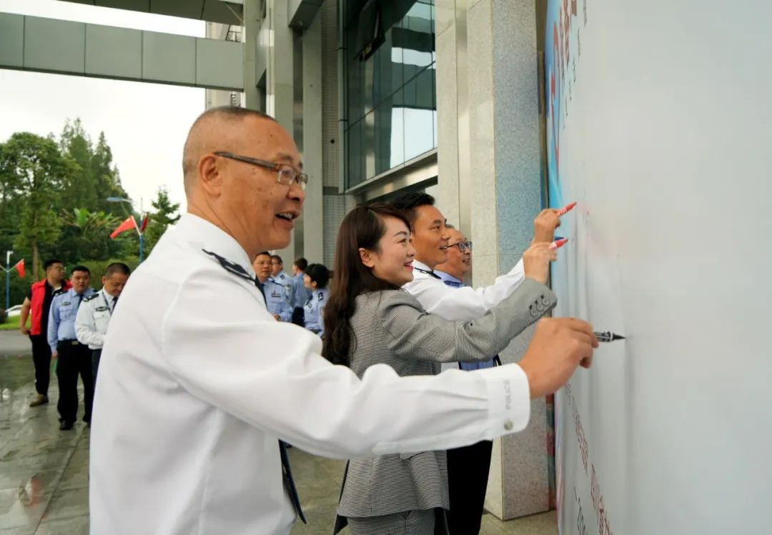 团雅安市委书记李平,雅安监狱党委书记,监狱长陈凉,甘孜监狱党委书记