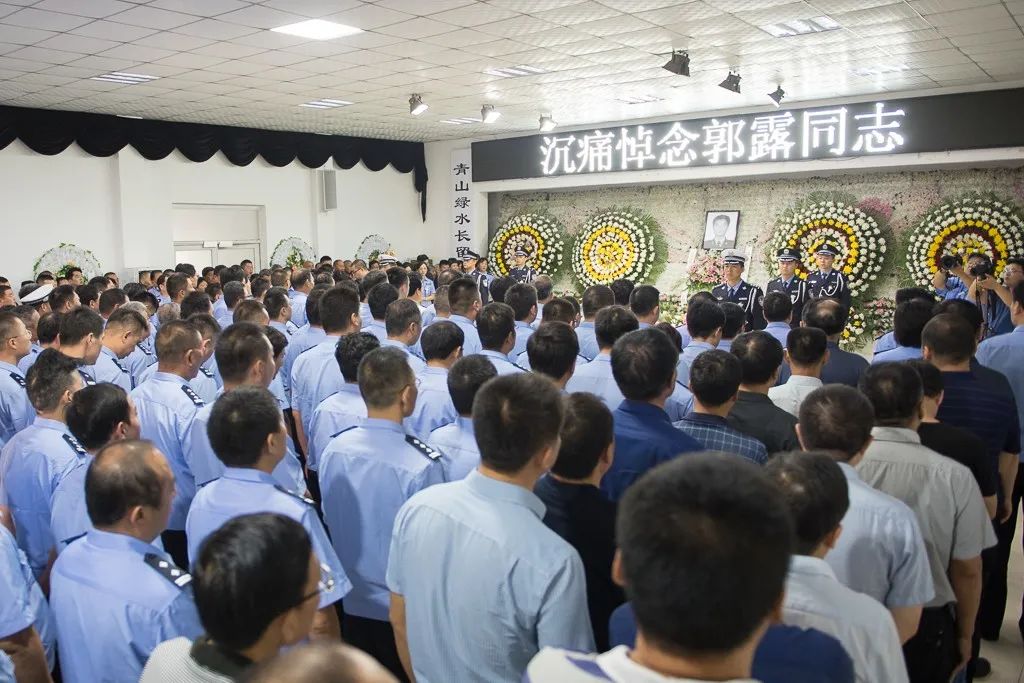 今天,2000余名群众走上街头,挥泪送别沛县这位"平凡英雄".